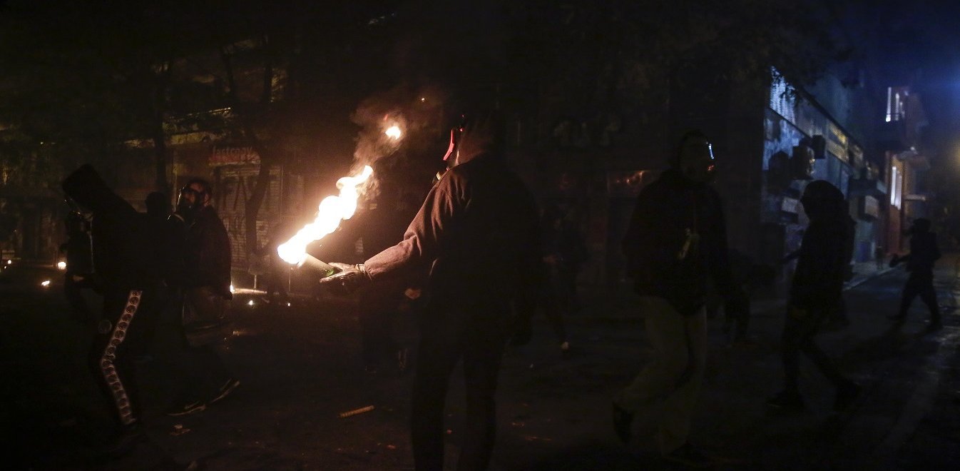 Δείτε βίντεο από την επίθεση στα γραφεία του ΣΥΡΙΖΑ – «Πανικός» από μολότοφ (βίντεο)