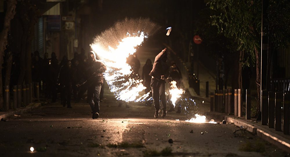 Eπίθεση με μολότοφ στο Α.Τ. Καισαριανής – Ένας αστυνομικός τραυματίας (βίντεο)