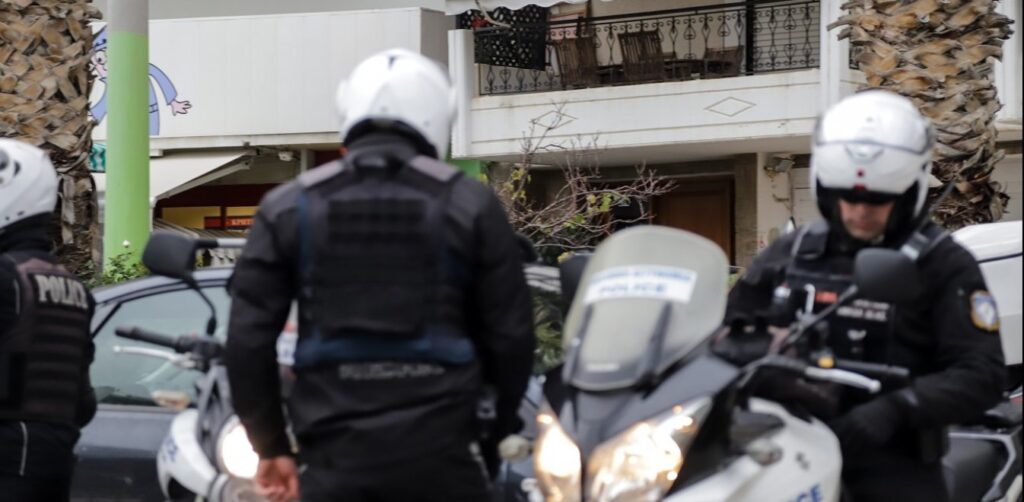 Επίθεση του Ρουβίκωνα με μπογιές και καπνογόνα στο σπίτι του Αμερικανού πρεσβευτή – 8 προσαγωγές (βίντεο) (upd)