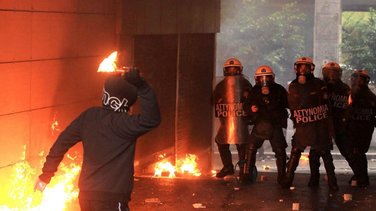 Επεισόδια με μολότοφ τα ξημερώματα στο κέντρο της Αθήνας – Νέα συγκέντρωση για την «άδεια Κουφοντίνα» (βίντεο-φωτο)