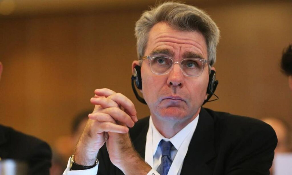 Το tweet του Αμερικανού πρέσβη μετά την επίθεση στο σπίτι του: «Η καταστροφή της ιδιοκτησίας δεν είναι διαμαρτυρία»