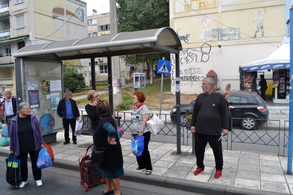 Αυτοκίνητο προσέκρουσε σε στάση του ΟΑΣΘ (φωτο)