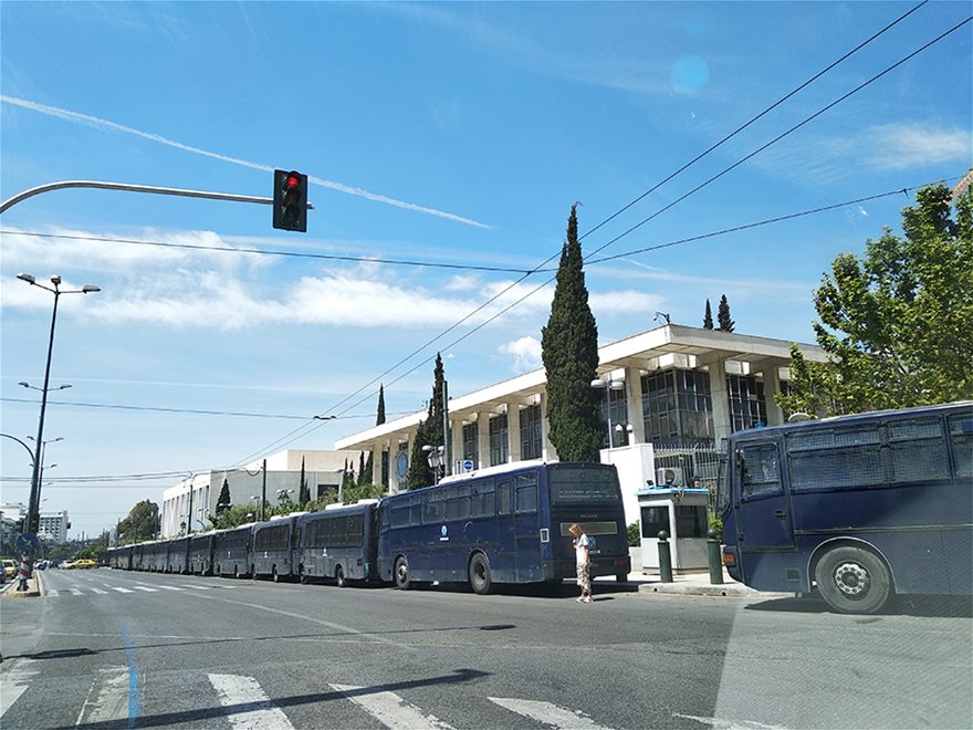 Τρεις πορείες και συγκεντρώσεις αυτήν την ώρα στο κέντρο της Αθήνας (βίντεο)