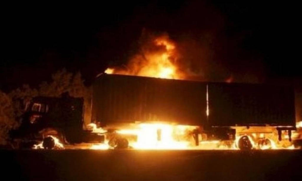 Κρήτη: Νταλίκα τυλίχθηκε στις φλόγες εν κινήσει (βίντεο)