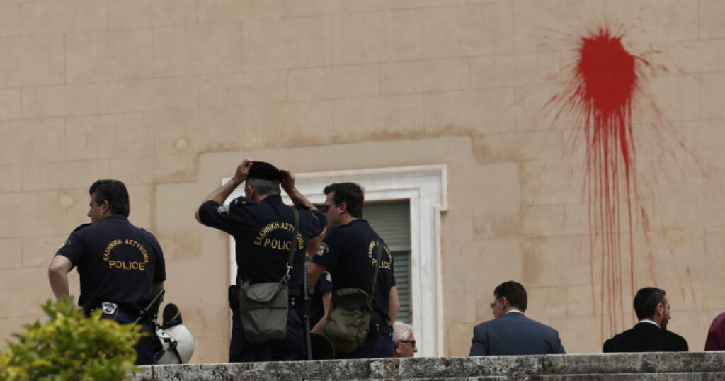 ΕΔΕ από την ΕΛ.ΑΣ. για τον αιφνιδιασμό στο «ντου» του Ρουβίκωνα στη Βουλή