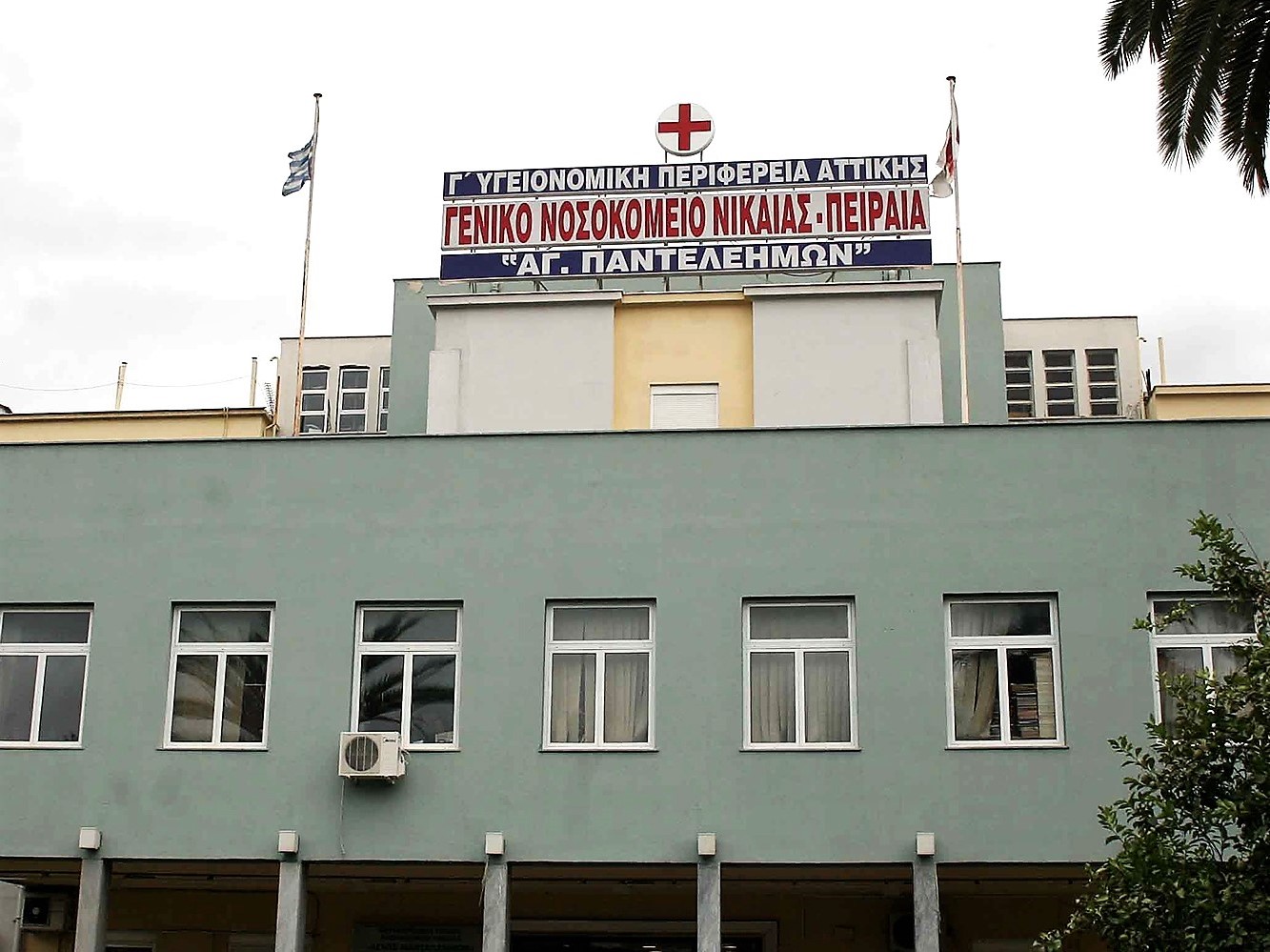 Πρωτοφανές σκηνικό – Χούλιγκανς ξυλοκόπησαν γιατρό μέσα στο Γενικό Κρατικό Νίκαιας