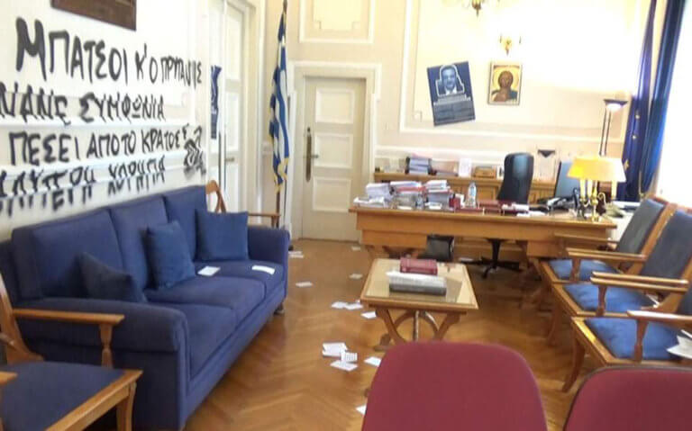 «Ντου» στο γραφείο του πρύτανη της ΑΣΟΕΕ – «Τρικάκια» και συνθήματα στους τοίχους (φώτο)
