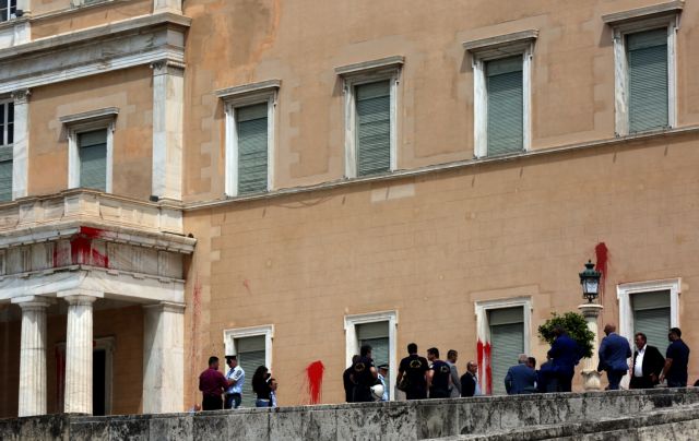 Ρουβίκωνας: Διώξεις σε βαθμό κακουργήματος για τις επιθέσεις
