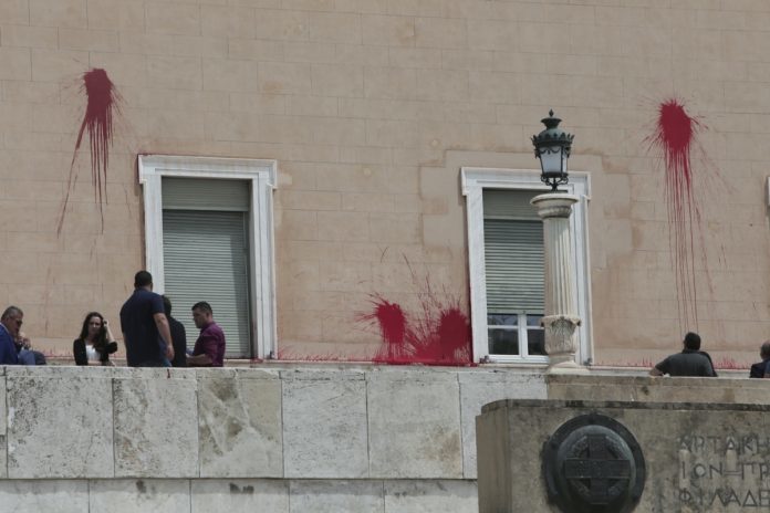 Συνελήφθη ένας 36χρονος για την επίθεση του «Ρουβίκωνα» στη Βουλή (βίντεο)