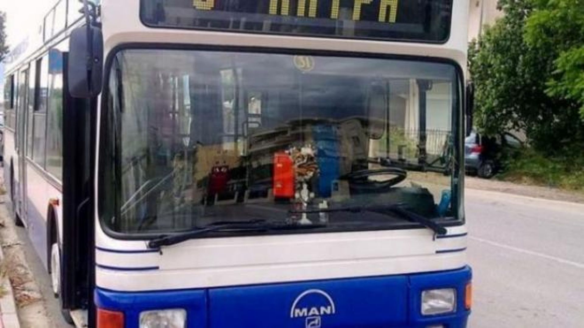 Πάτρα: «Πανικός» με ακυβέρνητο λεωφορείο – Τα πήρε όλα «παραμάζωμα» (βίντεο-φωτο)