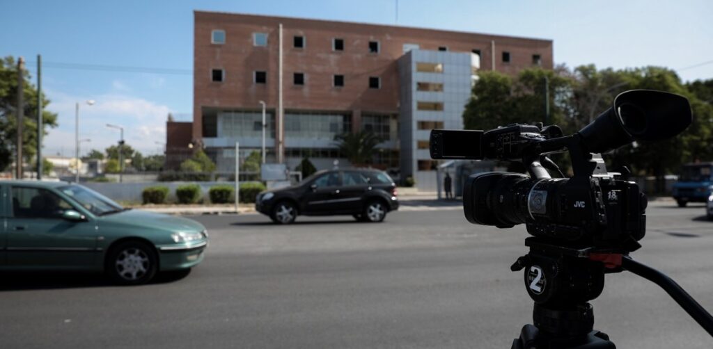 Δείτε την προσαγωγή του δραπέτη του Μεταγωγών – Είχε σπασμένο πόδι (βίντεο)