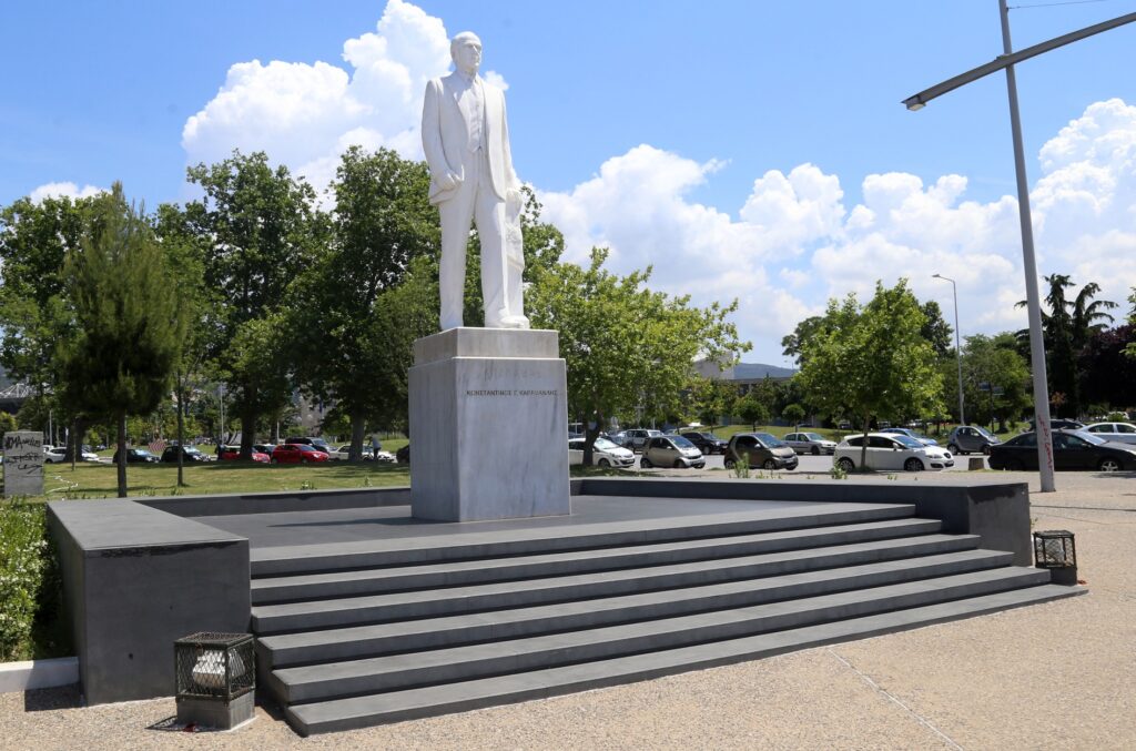 Θεσσαλονίκη: Βανδάλισαν το άγαλμα του Κωνσταντίνου Καραμανλή (φωτο)