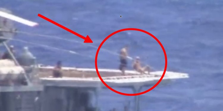 «Ολύμπια ψυχραιμία»: Ρώσοι ναύτες έκαναν ηλιοθεραπεία τη στιγμή της παραλίγο σύγκρουσης με το αμερικανικό πλοίο(βίντεο)