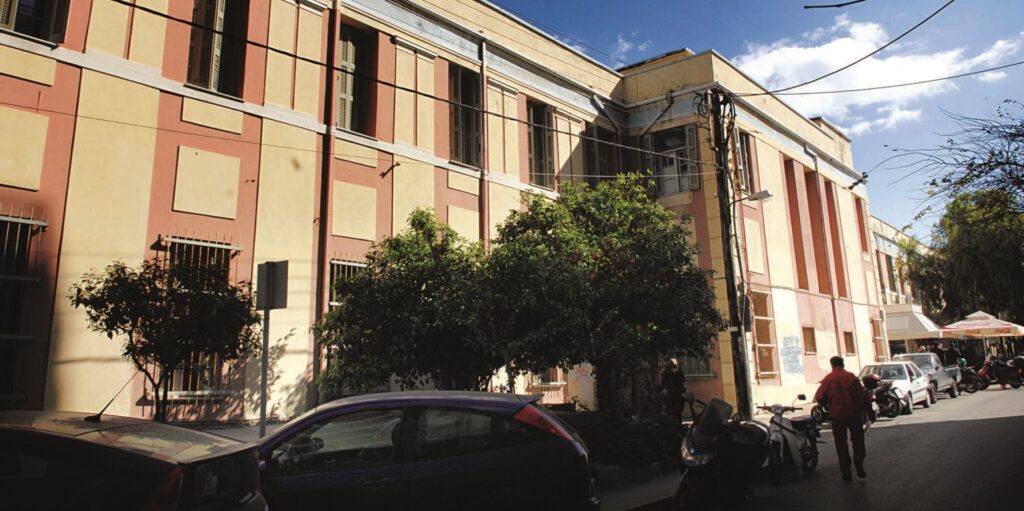 Ηράκλειο: Τηλεφώνημα για βόμβα στα Δικαστήρια – Εκπαιδευμένα σκυλιά ελέγχουν το κτίριο (φωτο)