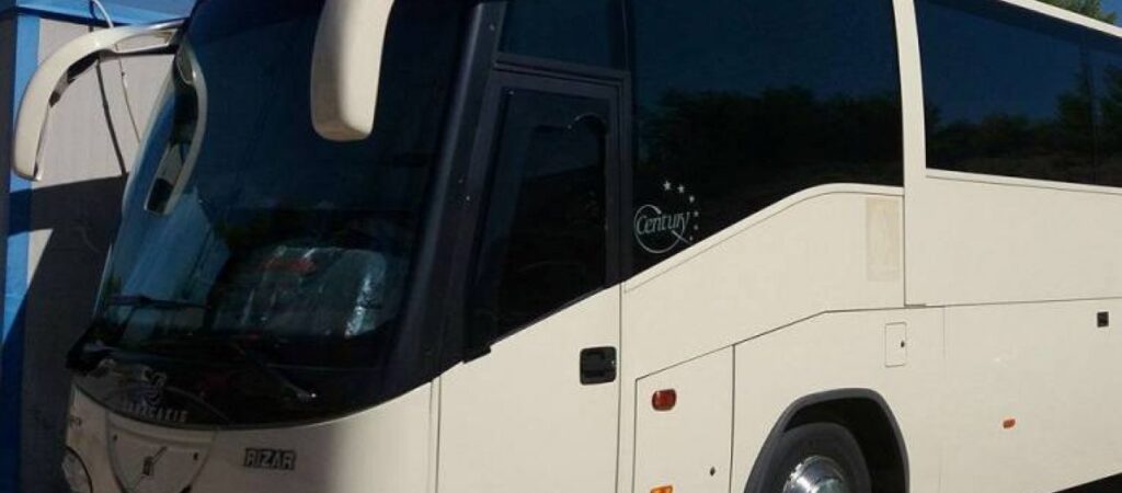 Στάχτη έγινε τα ξημερώματα πούλμαν αλβανικού πρακτορείου ταξιδιών στην Πλατεία Καραϊσκάκη (φωτο)