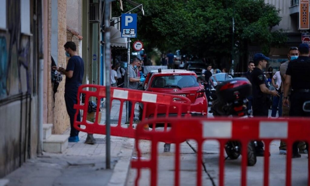 Συγκλονίζει αυτόπτης μάρτυρας του εγκλήματος στο Γουδή – «Την είδα να σέρνει το πτώμα της μητέρας της» (βίντεο)