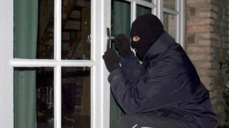 Απίστευτο: Έμπαιναν σε εξοχικά και έκλεβαν λάδι!
