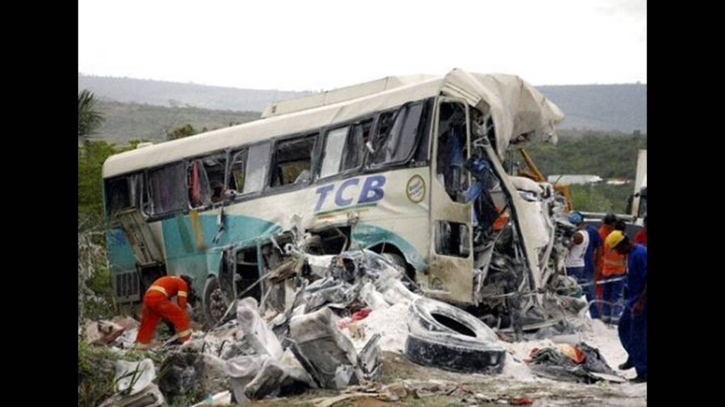 Άρπαξε το τιμόνι από τον οδηγό και προκάλεσε φρικτή καραμπόλα – 12 νεκροί και 43 τραυματίες (φώτο)