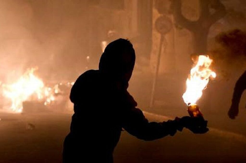 Μολότοφ στους άνδρες των ΜΑΤ στη Χαριλάου Τρικούπη