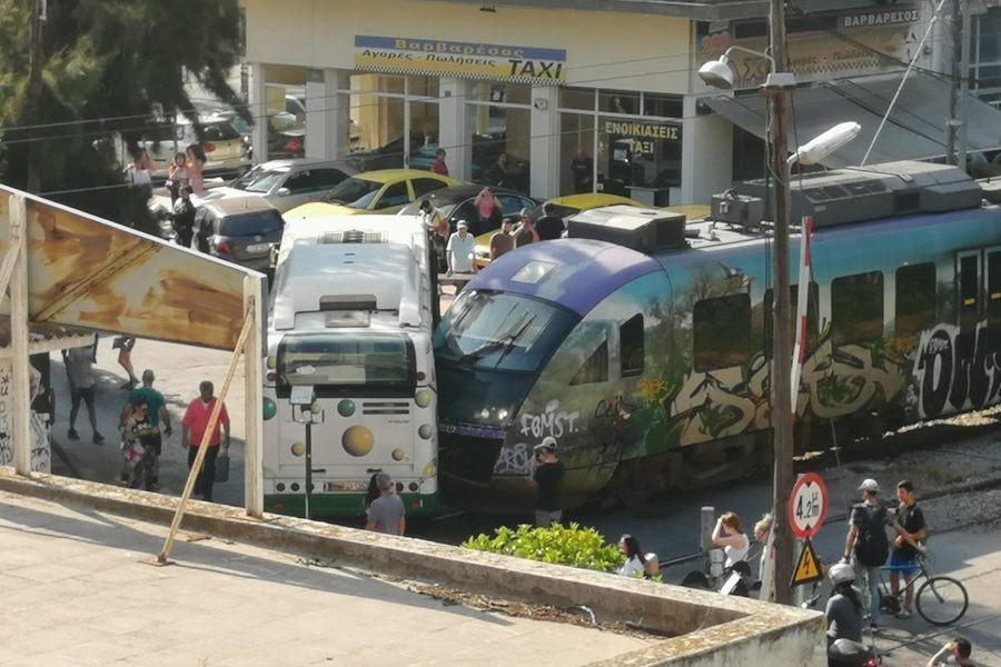 Χάος στην Λιοσίων: Συρμός του Προαστιακού συγκρούστηκε με λεωφορείο! (φωτό, βίντεο)