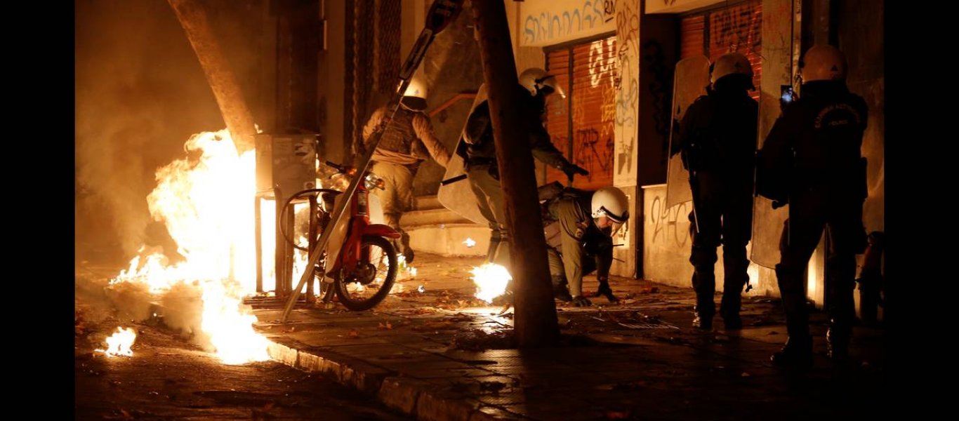 Εξάρχεια: Επίθεση κουκουλοφόρων σε αστυνομικούς – Ένα καμένο αυτοκίνητο