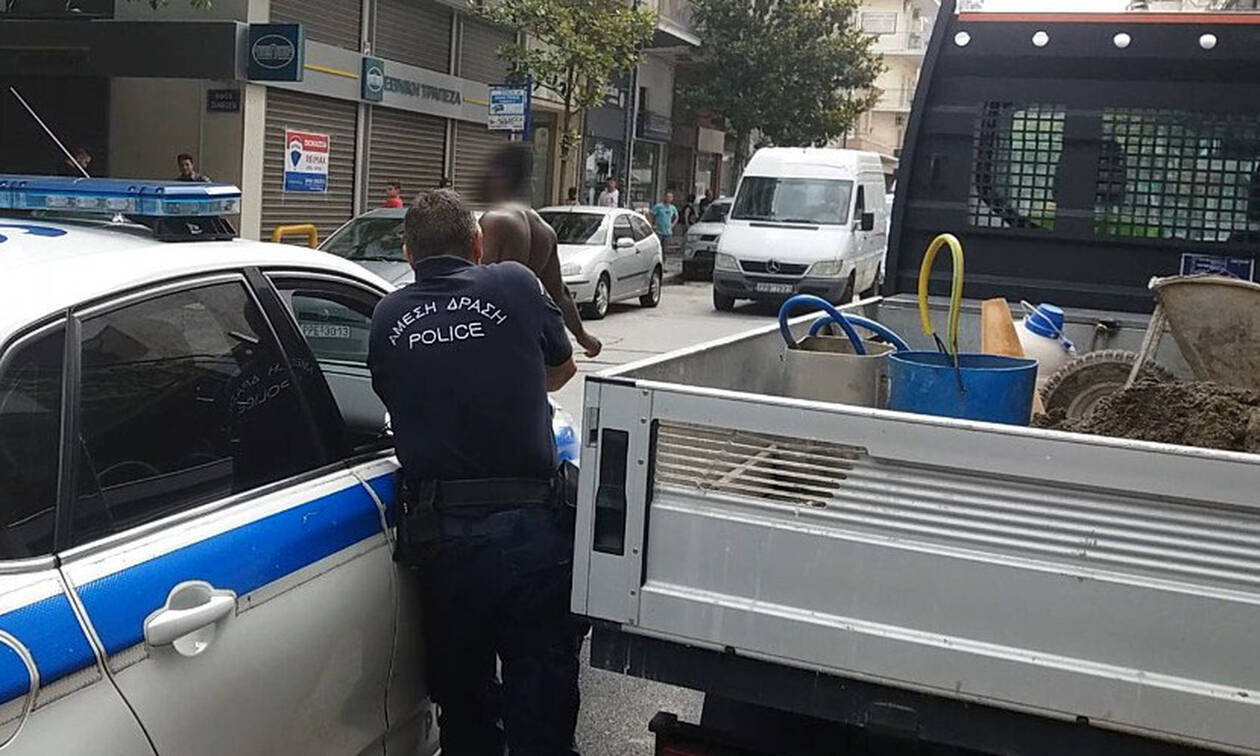 Αλλοδαπός κυκλοφορούσε χωρίς ρούχα στο κέντρο της Λάρισας – Έτρεχε στους δρόμους (φώτο-βίντεο)