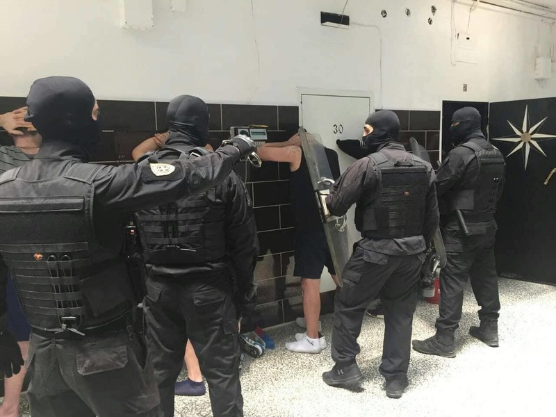 Η στιγμή που τα ΕΚΑΜ μπαίνουν στις φυλακές Κορυδαλλού και ακινητοποιούν τους κρατούμενους (φωτο)