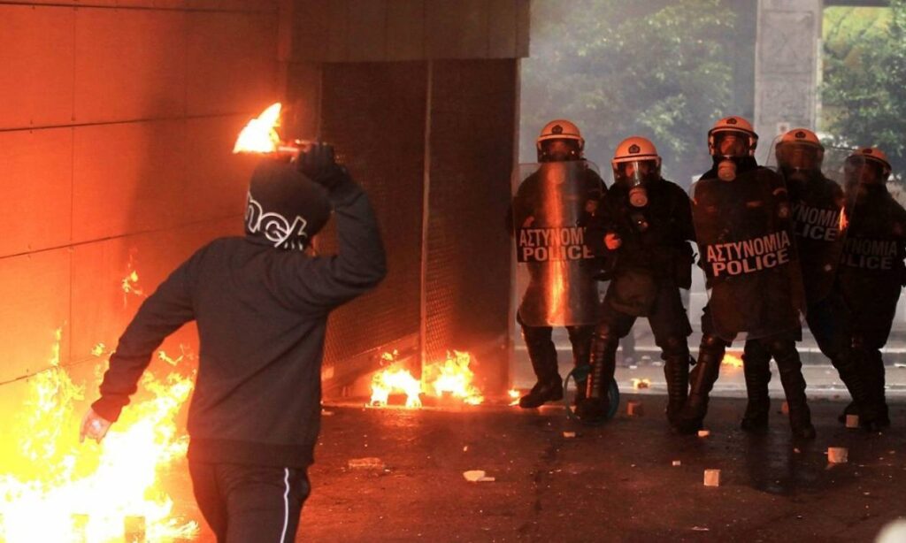 Επίθεση με μολότοφ στα ΜΑΤ έξω από τα γραφεία του ΚΙΝΑΛ