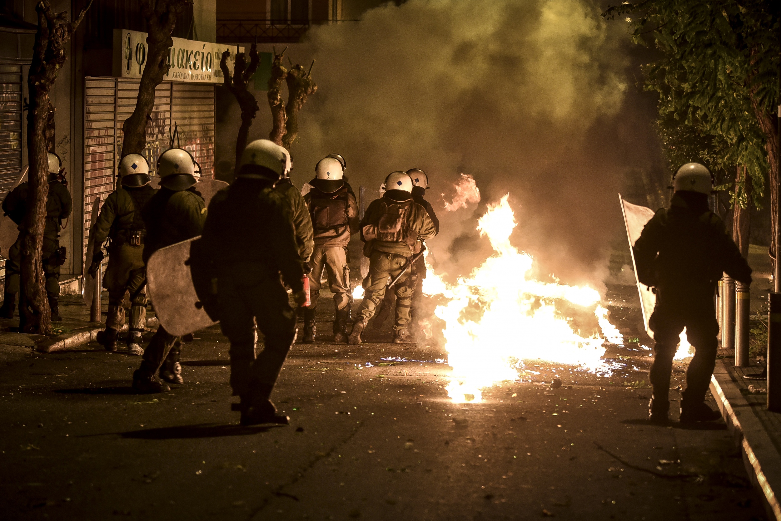 Επίθεση με βόμβες μολότοφ κατά διμοιρίας των ΜΑΤ στη Χαριλάου Τρικούπη