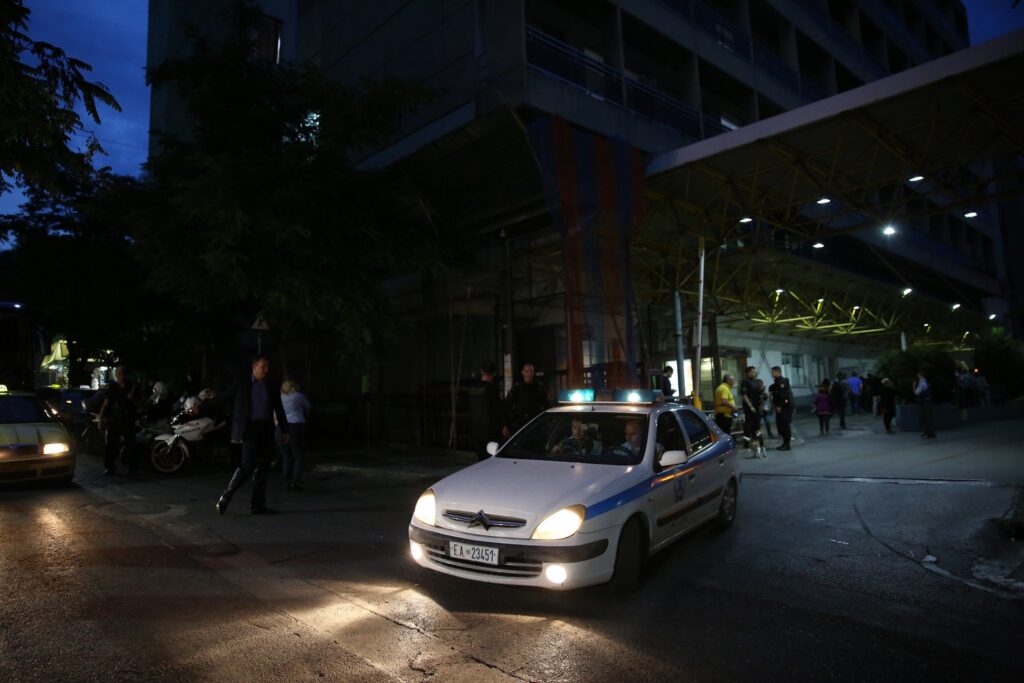 Η νύχτα τρόμου που πέρασε ο επιχειρηματίας και η οικογένειά του στην Βούλα: Του είχαν κολλήσει το όπλο στον κρόταφο