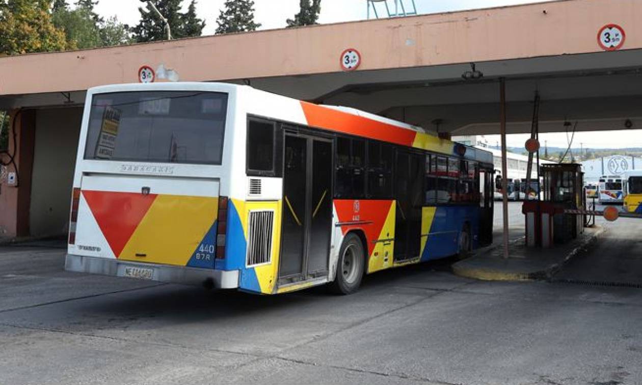 Μεγάλη αναστάτωση σε λεωφορείο του ΟΑΣΘ: Έσπασε το τζάμι της πόρτας και ο οδηγός κατέβασε τους επιβάτες (βίντεο)