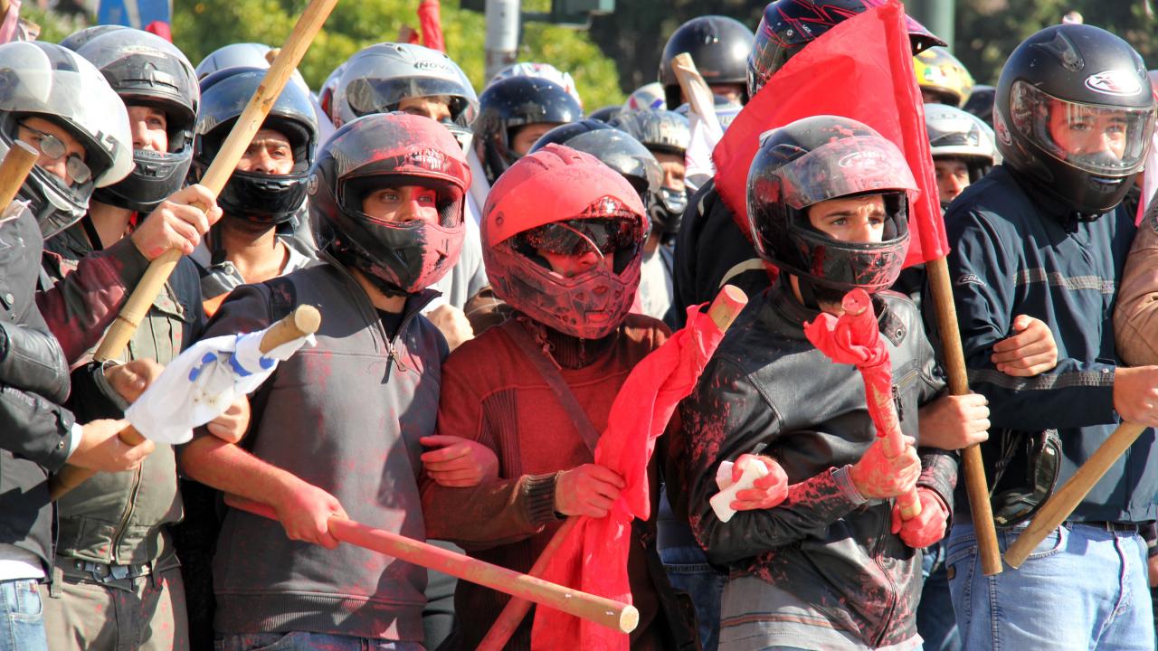 Μηνύματα αναρχικών σε δημοτικές πινακίδες: «Ραντεβού στα… οδοφράγματα» (φωτο)