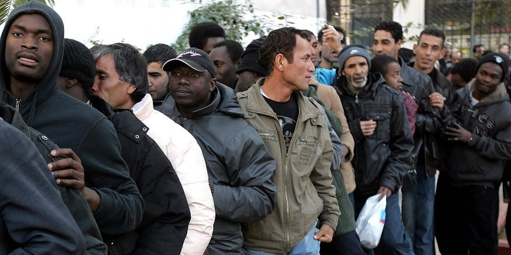 Η Ιταλία τους διώχνει – Εμείς τους περιθάλπουμε: Στην Καλαμάτα οι 57 μετανάστες που εντοπίστηκαν ανοικτά της Πύλου