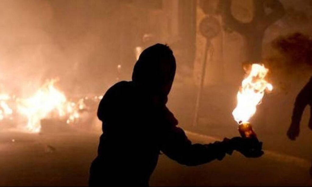 Εξάρχεια: Επίθεση με μολότοφ κατά των ΜΑΤ έξω από τα γραφεία του ΠΑΣΟΚ