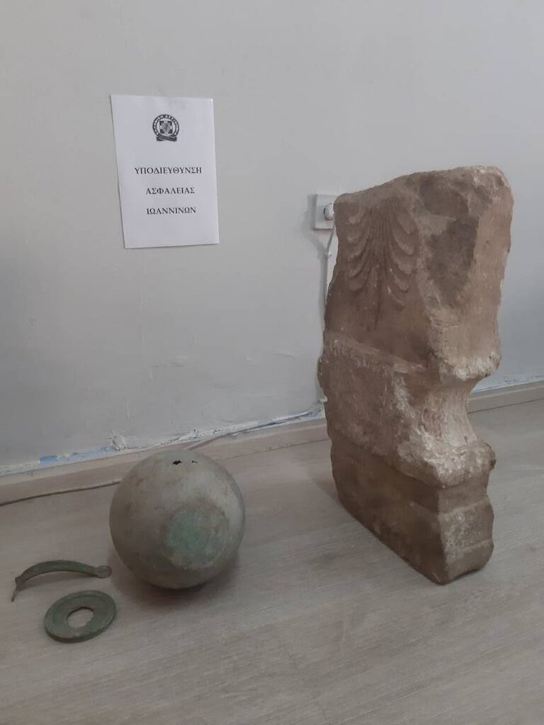 Και μη χειρότερα! Αρχαιοκάπηλος είχε ξηλώσει μέχρι και μαρμάρινη πλάκα