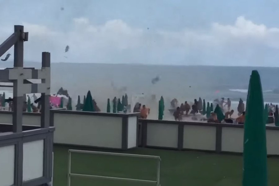 Ανεμοστρόβιλος χτυπάει παραλία της Νάπολης και σπέρνει τον τρόμο – Δέκα τραυματίες (βίντεο)