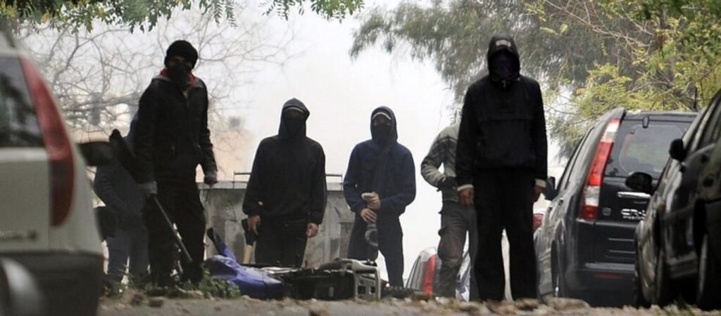 Μετωπική περιθωριακών με Αστυνομία: Προχώρησαν σε νέα κατάληψη καταστήματος στα Εξάρχεια!