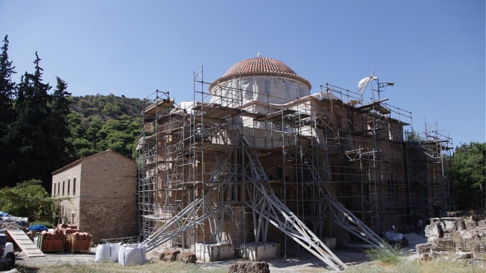 Κατέρρευσε τμήμα στον περίβολο στη Μονή Δαφνίου από την σεισμική δόνηση
