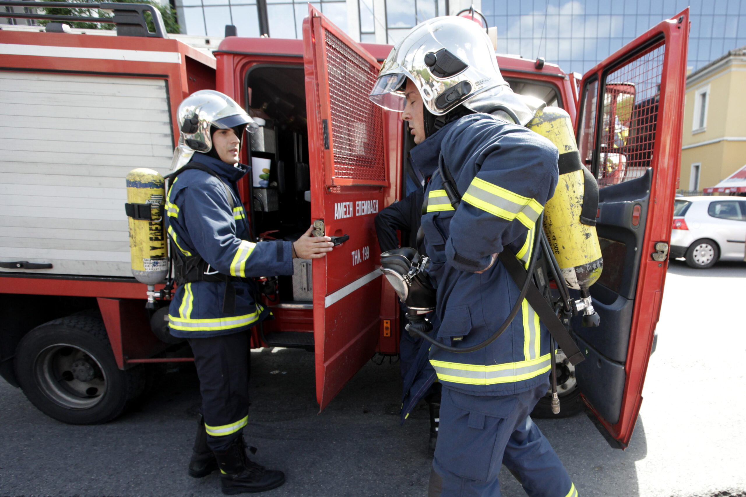 Ελικόπτερα και επίγειες δυνάμεις αναπτύσσονται στην Δυτική Αττική