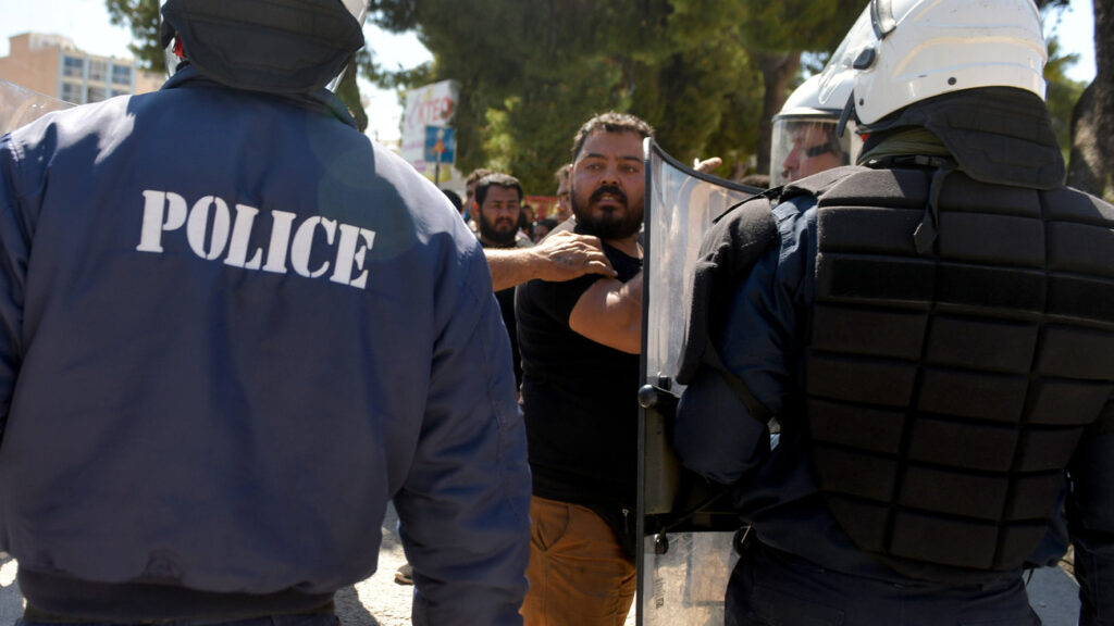 Άγρια συμπλοκή στο Μοναστηράκι: Ομάδες Ρομά κτυπιούνται με τσεκούρια και ρόπαλα (βίντεο)