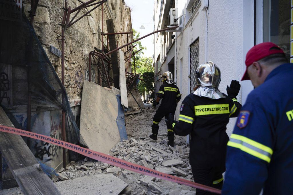 Συνεχίζονται οι έλεγχοι από το σεισμό – Μηχανικοί του δήμου Αθηναίων καταγράφουν ζημιές (βίντεο)