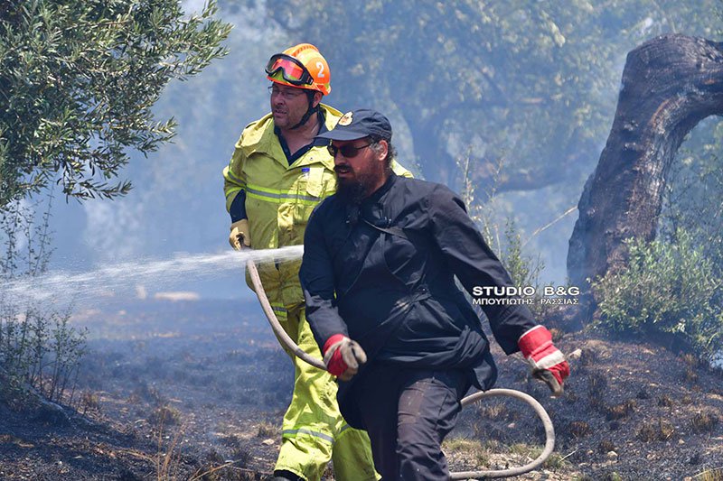 Ιερέας και εθελοντής αρχιπυροσβέστης στη μάχη με τις φλόγες στη φωτιά στο Ναύπλιο