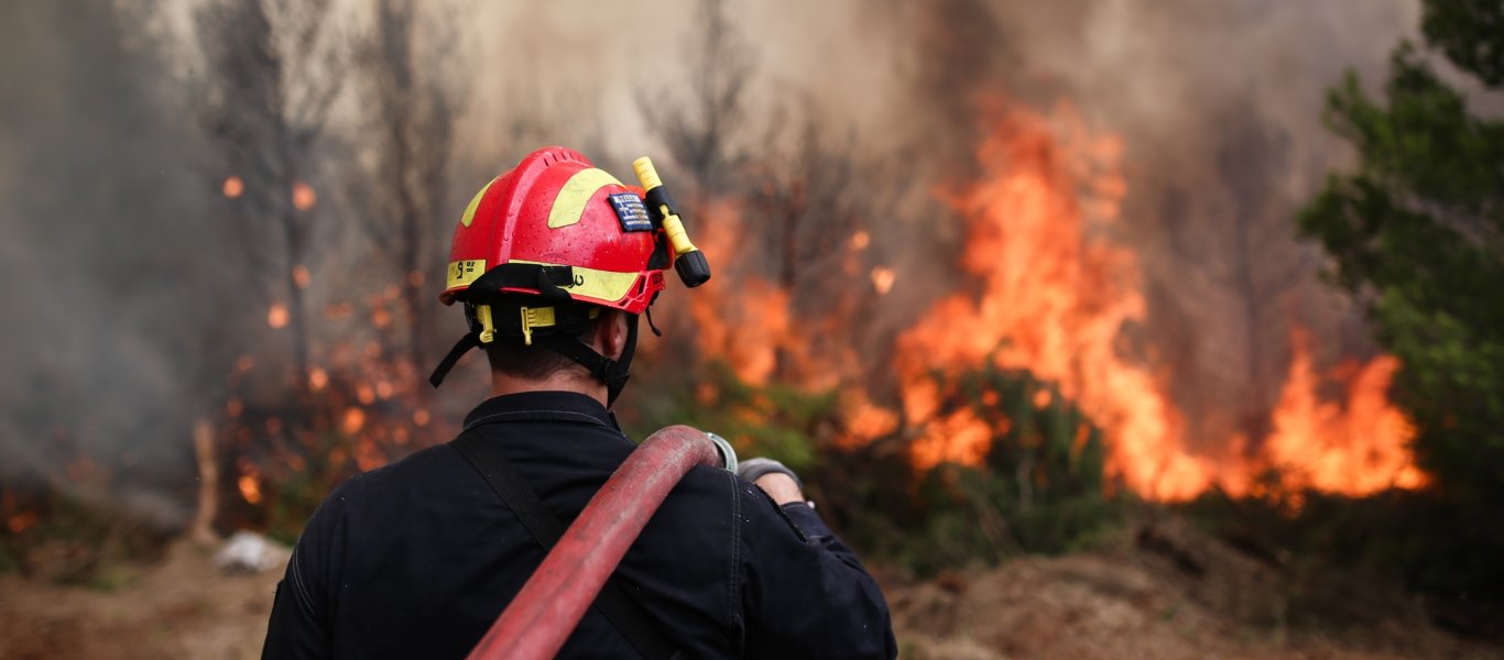 Στις φλόγες καταυλισμός μεταναστών και θερμοκήπια στην βιομηχανική περιοχή Πάτρας