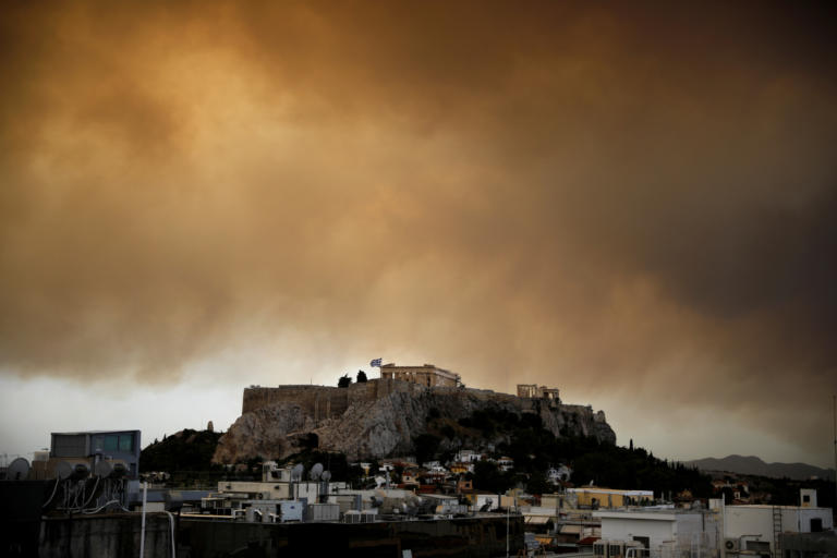 Απίστευτη εικόνα: Έτσι ήταν η Ακρόπολη την ημέρα της φωτιάς στο Μάτι (φωτο)