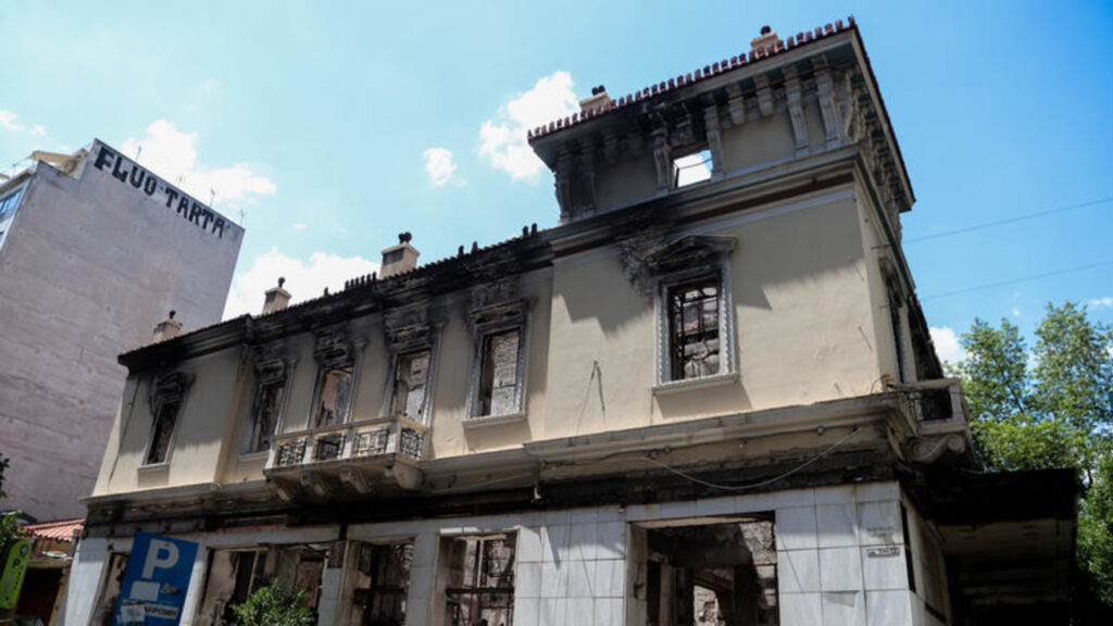 Ξεκίνησε η κατεδάφιση επικίνδυνων κτιρίων στην Αθήνα (βίντεο)