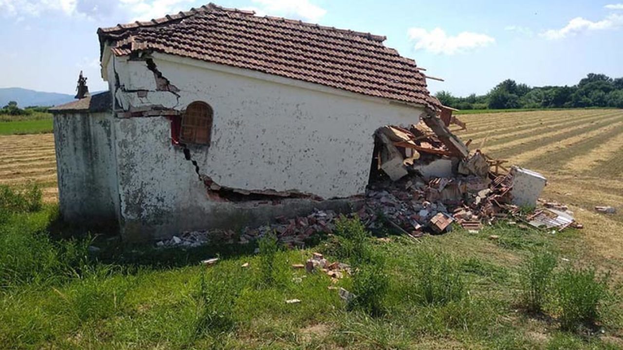 Πρωτοφανής βανδαλισμός στο Αγρίνιο: Άγνωστοι γκρέμισαν εκκλησάκι του Αγίου Νικολάου