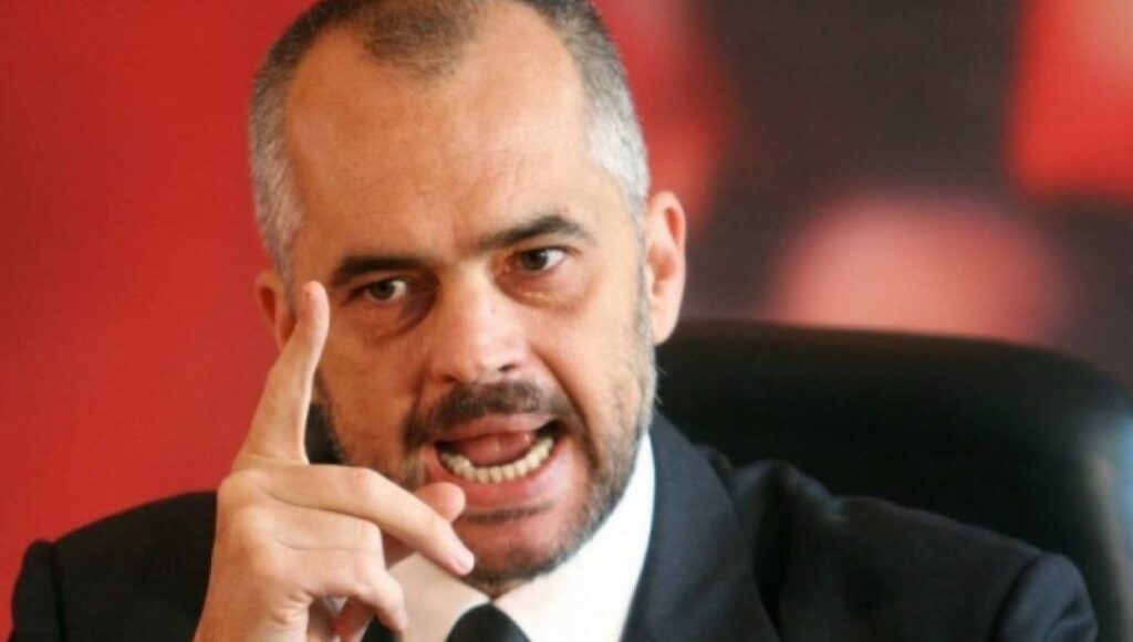 Χαλαρός και… ξυπόλυτος ο Ε.Ράμα κατά τη διάρκεια συνέντευξής του στο εξοχικό του (φωτο)