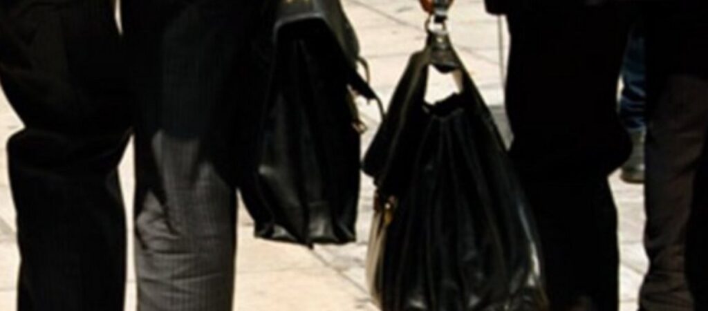 Επίθεση σε εφοριακούς στον Βόλο: «Τα χτυπήματα ήταν ύπουλα – Ήθελε να μου κάνει ζημιά»