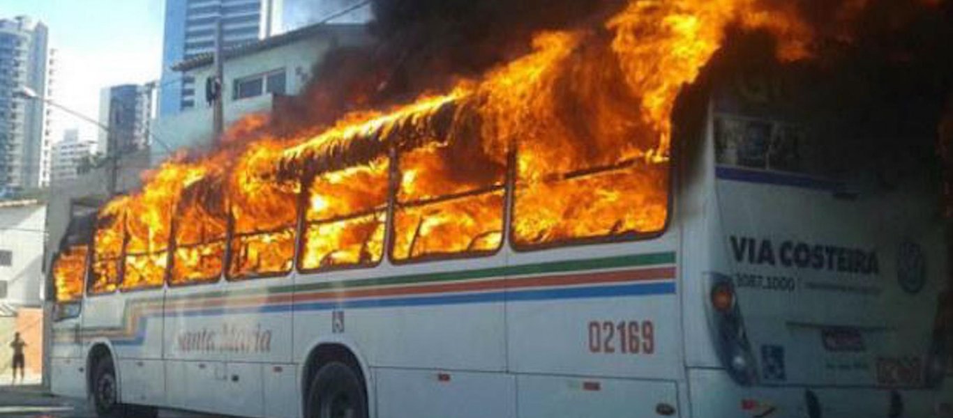 Φωτιά σε τουριστικό λεωφορείο στην εθνική Αθηνών- Θεσσαλονίκη