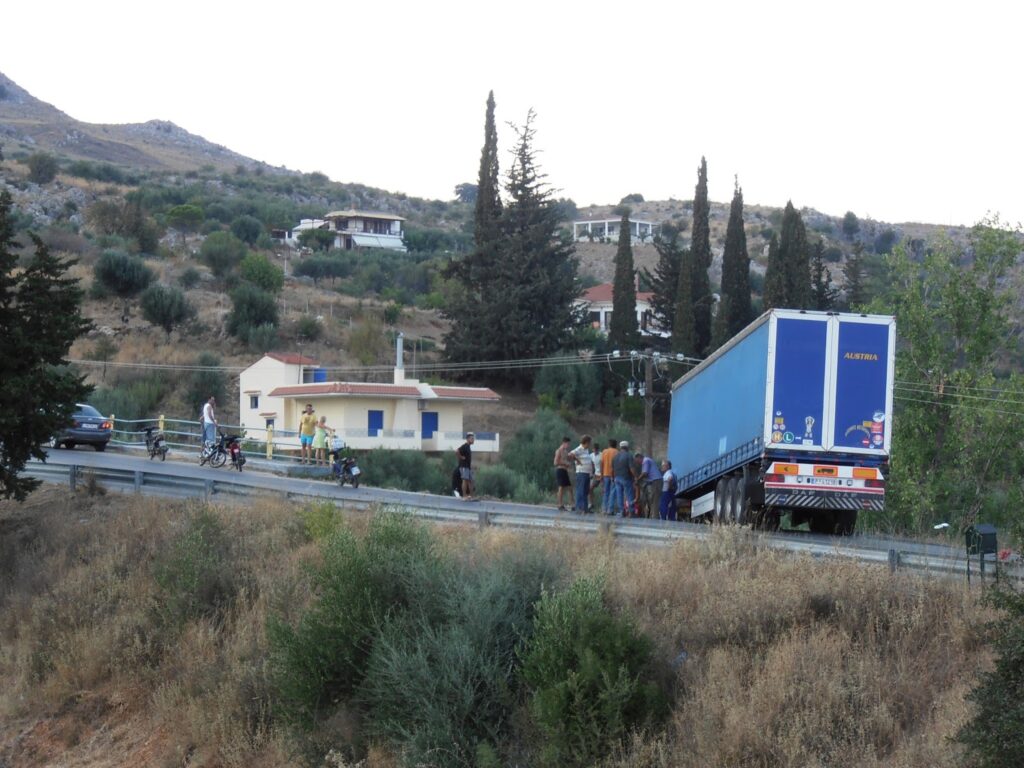 Μεσολόγγι: Φορτηγό αναποδογύρισε και γκρέμισε ολόκληρο σπίτι!